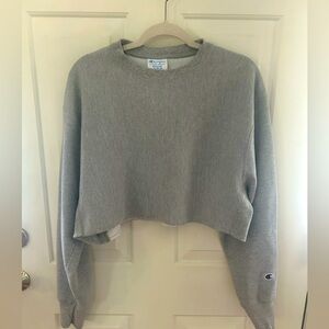 Champion women’s reverse weave cropped sweatshirt in grey. Size M. Nice shape